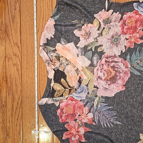 Pretty large floral print long, vneck, tunic top - Picture 4 of 9